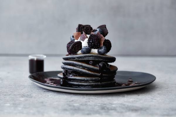 J.S. パンケーキカフェ、キュートなピンクとクールなブラックのパンケーキが期間限定で登場