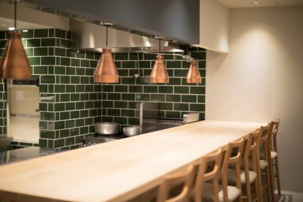 浅草の老舗・駒形どぜうが、ジビエ、オーガニック野菜などを出す新感覚レストランをオープン