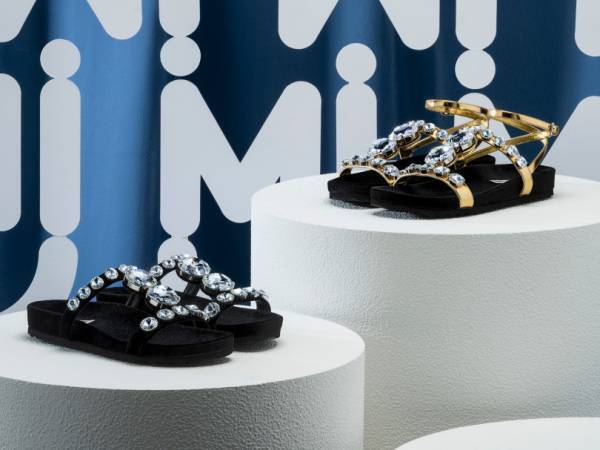 ミュウミュウが新宿伊勢丹をジャック! “ロゴモチーフ”の春夏アイテムをいち早く手に入れよう