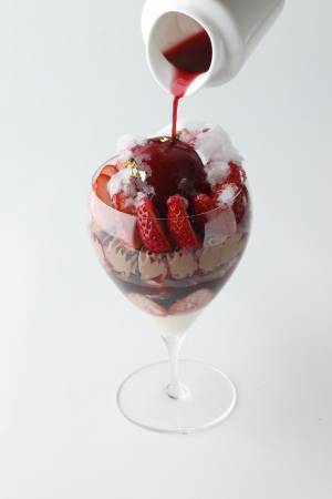 エンポリオ アルマーニ カフェ、大人気だった「コットンキャンディのイチゴパフェ」が再登場!