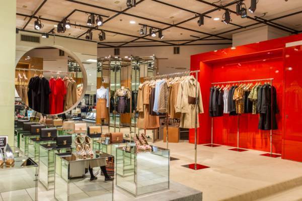 リカルド・ティッシによる新生バーバリー世界をいち早く体感、新宿伊勢丹のポップアップをレポート