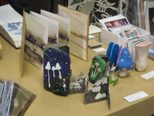 銀座ソニーパークでアートブックの祭典「TOKYO ART BOOK FAIR」開催中。平日限定のアートブック販売機、体験型イベントやライブも