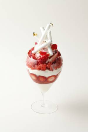 エンポリオ アルマーニ カフェ、月替りの季節のパフェ1周年を記念した「苺づくしのパフェ」が登場