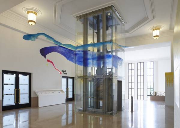 銀座メゾンエルメスでアーティスト湊茉莉の日本初個展、鮮やかな色彩で描かれる移ろいゆく時間と文明の痕跡