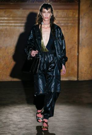 グッチの最新アイコンバッグ「グッチ ズゥミ」はチェック済み? 春の装いをポップに彩る“ストロベリープリント”も