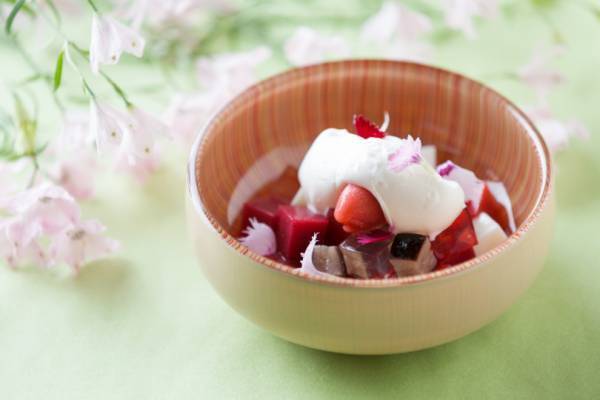 桜で始まり桜で結ぶ、星野リゾート 軽井沢ホテルブレストンコートの洋菓子デザートコース