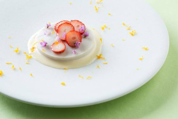 桜で始まり桜で結ぶ、星野リゾート 軽井沢ホテルブレストンコートの洋菓子デザートコース