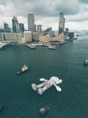 海に浮かぶKAWSの巨大フィギュア。香港ビクトリア・ハーバーで10日間展示