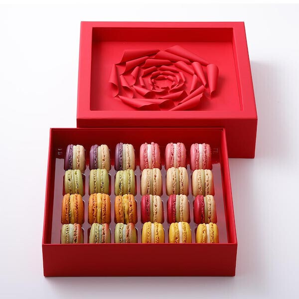 ピエール・エルメ・パリ、母の日に向けた新作マカロンやハート形のパティスリーを限定発売