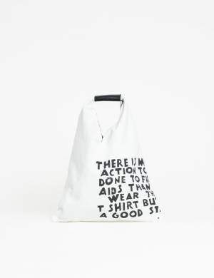 エムエム6 メゾン マルジェラのポップアップが全国で開催。1994年にローンチしたメゾン マルジェラの「AIDS Tシャツ」をアップデート