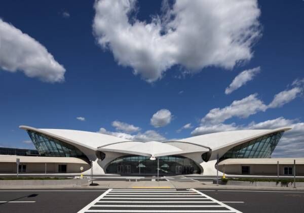 ルイ・ヴィトンがニューヨークJFK空港の「TWAフライトセンター」で2020年クルーズショーを開催