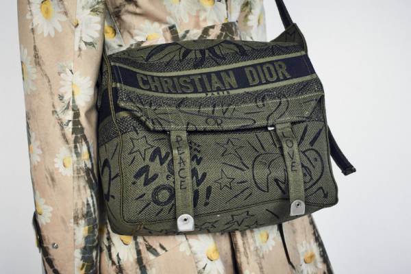 ディオールが新作バッグを発売。マリア・グラツィア・キウリが提案する「ディオールキャンプ」