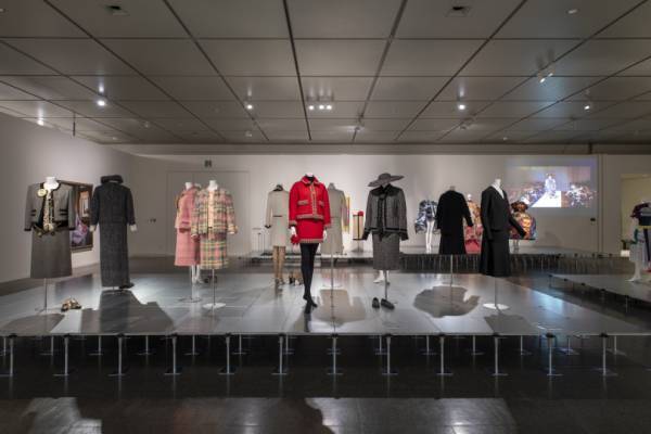 ルイ・ヴィトン、コム デ ギャルソンから漫画まで。京都国立美術館でドレス・コードを紐解く展示