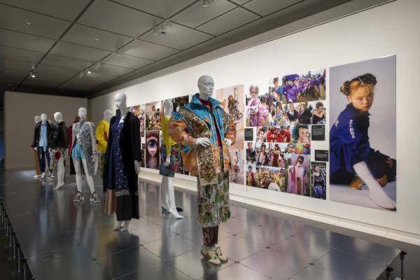 ルイ・ヴィトン、コム デ ギャルソンから漫画まで。京都国立美術館でドレス・コードを紐解く展示