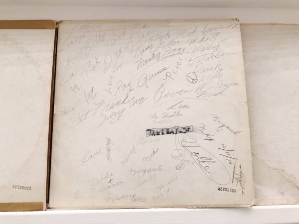 ビートルズ『ホワイトアルバム』だけを集める美術家ラザフォード・チャン【EDITOR'S BLOG】