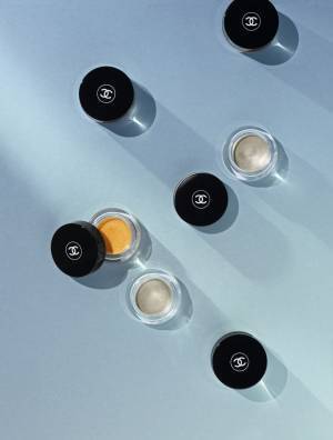 シャネルの夏の新作コスメ、輝きと影のコントラストでつくるサマービューティー