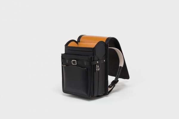 エンダースキーマから経年変化が楽しめるランドセルが登場。6年間の通学を通して味のある表情に