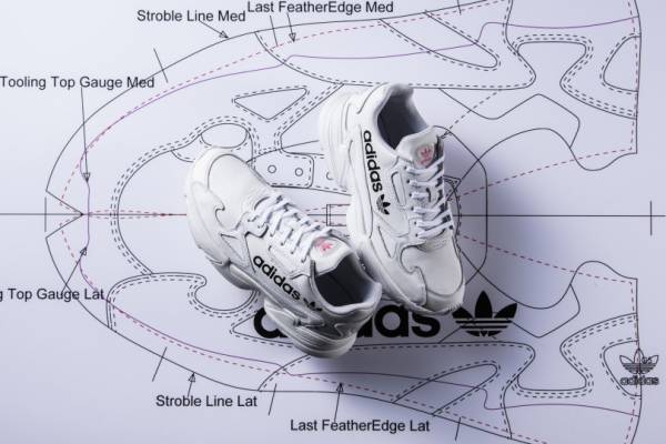 アディダス オリジナルス新作「TALK THE TYPE」発売。大胆なレタリングを施した3つのモデル