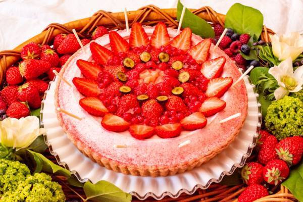キル フェ ボンから母の日限定でブーケのような「イチゴとバナナのフラワータルト」登場