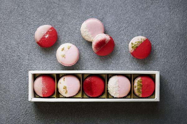 母の日は、2色のマカロンで感謝を伝えてみてはいかが? アマン東京で見つける母の日限定ギフト