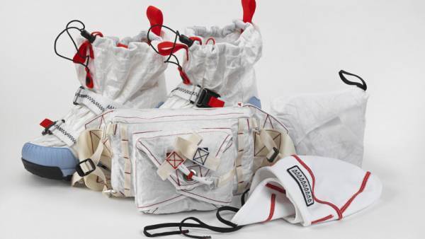 ナイキ×トム・サックス「ナイキクラフト」からスニーカー、ポンチョなど新作が登場