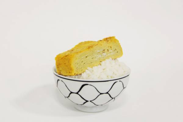 甘くてボリューミーな厚焼き玉子を白米にのせて【ごはんのおとも】