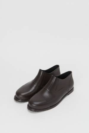 エンダースキーマがレインシューズを発売。定番モデルをリプロダクトする「PARALLEL/」の第2弾