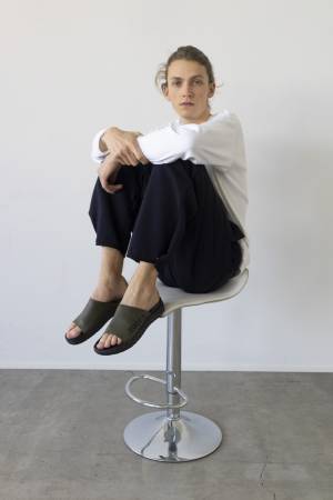 ズッカとMBTの機能的コラボサンダル発売