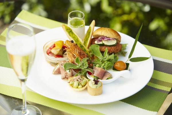 シャンパンをフリーフローで心ゆくまで楽しめる「シャンパンガーデン」が、ホテル椿山荘東京にて開催