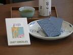 “冷やして食べる”、静岡抹茶ななやの青いチョコレートが話題