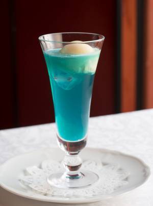 資生堂パーラー、新橋芸者をイメージした抹茶のパフェと涼やかなクリームソーダを限定販売