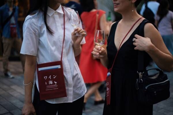 海辺でワイン100種を楽しめる人気イベント「ワインと海」、今年も横浜で開催