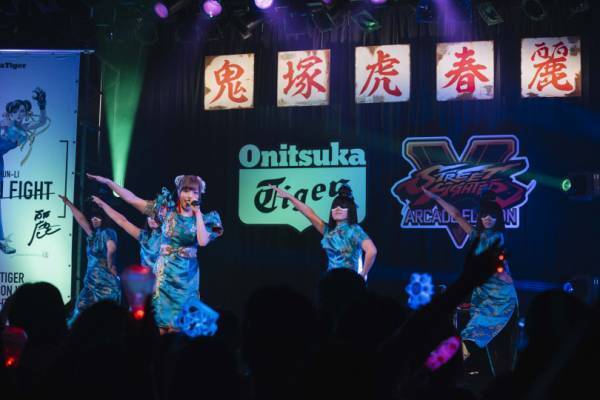 “春麗”になったきゃりーぱみゅぱみゅの一夜ライブ、オニツカタイガー×ストリートファイターのスニーカー発売