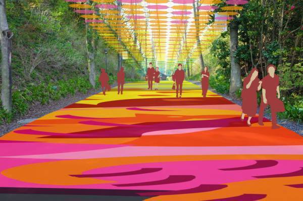 メッツァビレッジに傘約1,000本による虹がかかる。「森と、湖と、アンブレラと。」展