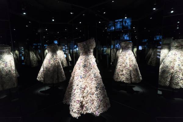 「ミス ディオール」を紐解く展覧会がスタート! 水原希子、吉沢亮、佐々木希らがオープニングに