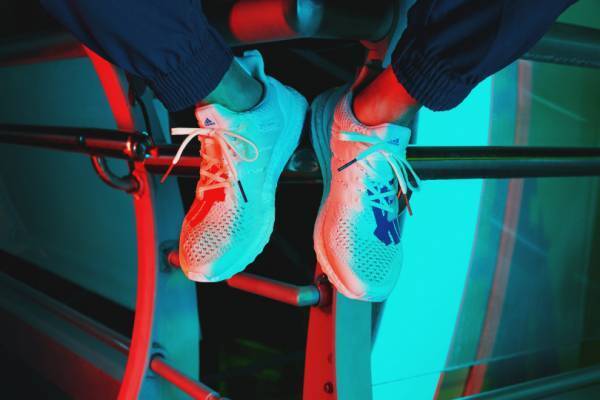 アディダス×アンディフィーテッド、星条旗をイメージした新作スニーカー発売