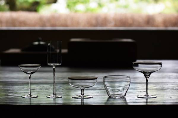 東京・丸の内にHIGASHIYAの新店舗がオープン。蒸したての饅頭や、50種類以上の茶葉がそろう