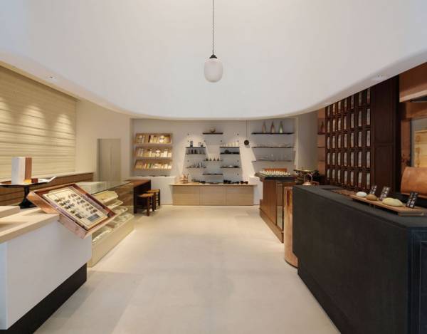 東京・丸の内にHIGASHIYAの新店舗がオープン。蒸したての饅頭や、50種類以上の茶葉がそろう