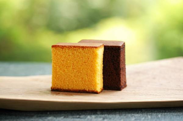 東京・丸の内にHIGASHIYAの新店舗がオープン。蒸したての饅頭や、50種類以上の茶葉がそろう