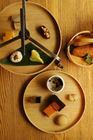 東京・丸の内にHIGASHIYAの新店舗がオープン。蒸したての饅頭や、50種類以上の茶葉がそろう