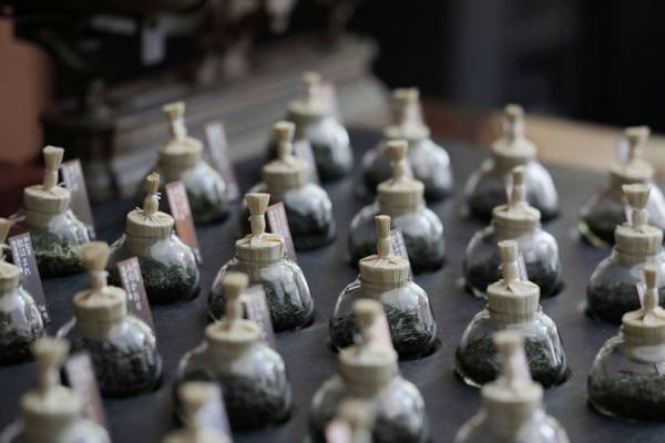 東京・丸の内にHIGASHIYAの新店舗がオープン。蒸したての饅頭や、50種類以上の茶葉がそろう