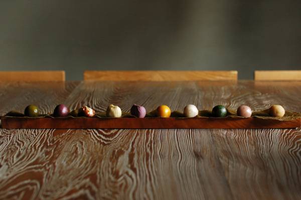 東京・丸の内にHIGASHIYAの新店舗がオープン。蒸したての饅頭や、50種類以上の茶葉がそろう