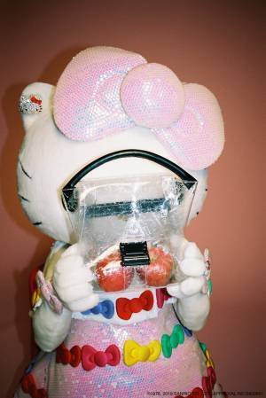 ズッカ×ハローキティに新作! 人気のPVCバックルバッグにキティモチーフの限定モデルが登場