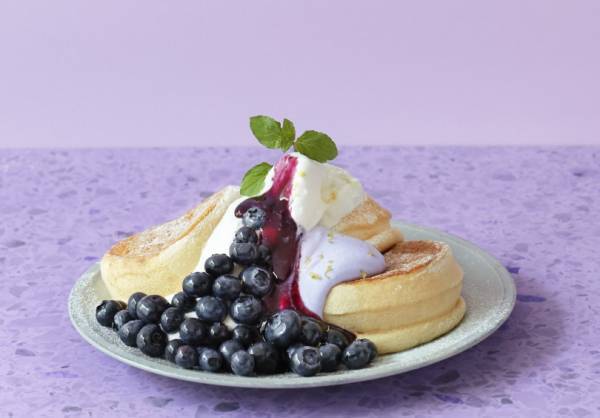 フリッパーズから国産ブルーベリーを贅沢に使用した「奇跡のパンケーキ」を20日間限定で販売