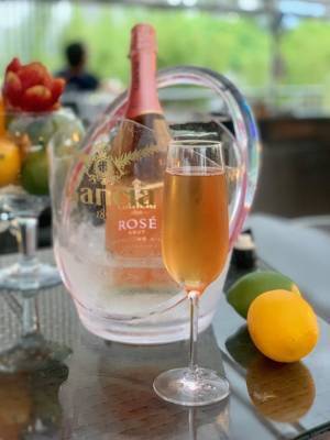 新宿伊勢丹の屋上ビアガーデンが今年もスタート! 本格ステーキやロゼスパークリングのボトル付きプランも