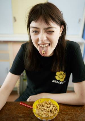 女の子を撮り続けるヴァレリー・フィリップスの『アリス・イン・ロンドンランド』【ShelfオススメBOOK】