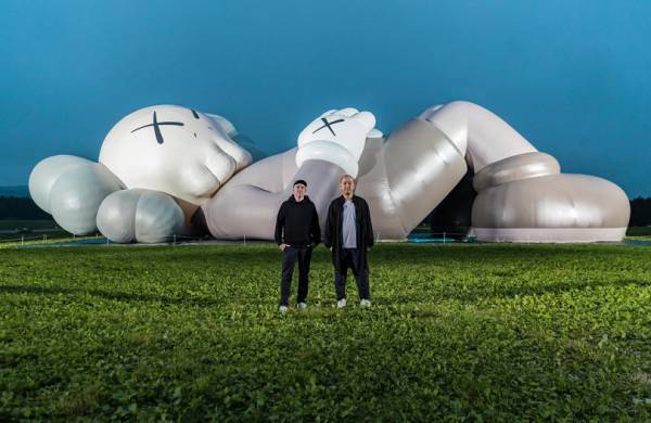 【更新】KAWSの全長40メートル巨大フィギュアがついに日本へ! 富士山麓のキャンプ場で展示イベント開催