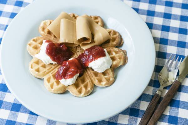 世界の朝食レストラン、8月と9月はノルウェー! 穀物パンにサーモンやブラウンチーズを合わせて