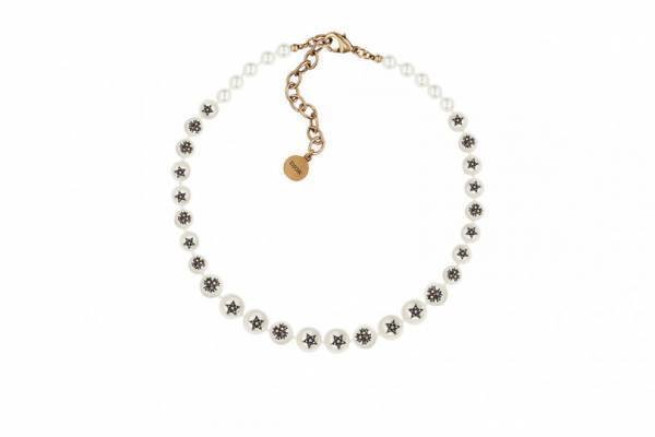 ディオールの新作ジュエリー「Teddy-D」 が登場。星やクローバーのモチーフが輝くパールのネックレス