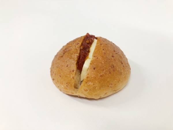 東日本橋のベーカリー「ビーバーブレッド」のコラボパン。熊本の乾燥野菜を使ったカレーパンやホットドッグ【今週のパン：Vol.8】